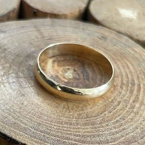 Brand New 10K Gold Band Ring